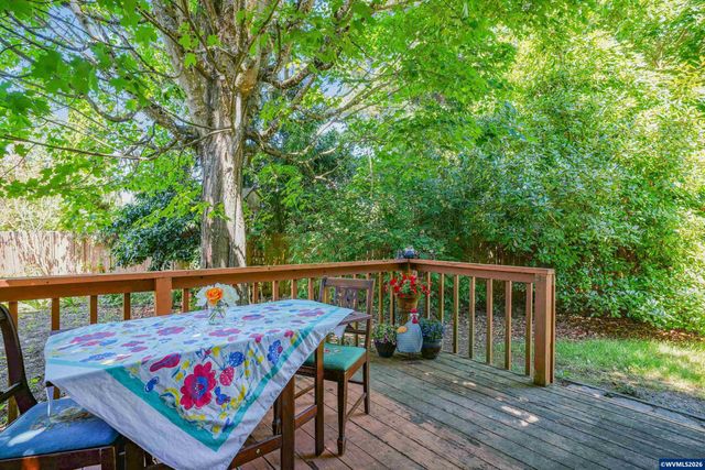 692 Fanny Ct NE, Salem, OR 97301