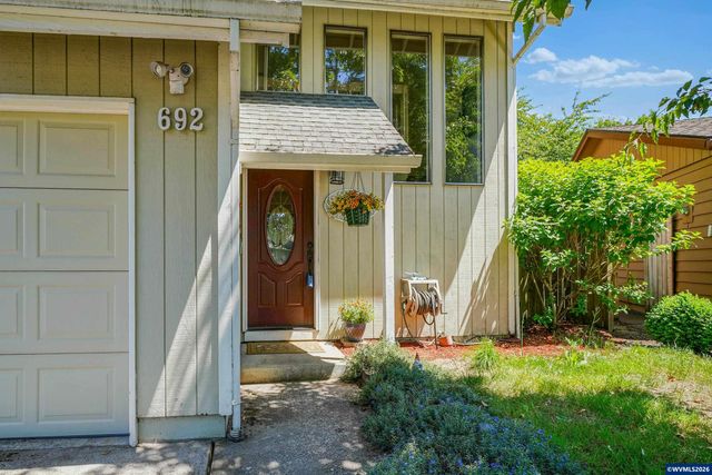 692 Fanny Ct NE, Salem, OR 97301