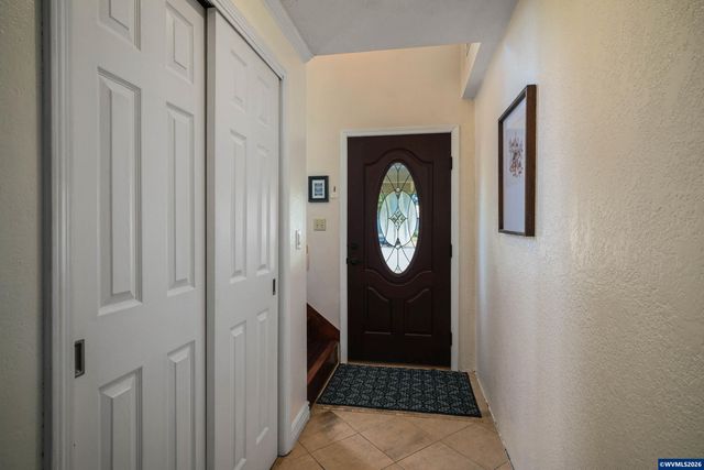 692 Fanny Ct NE, Salem, OR 97301