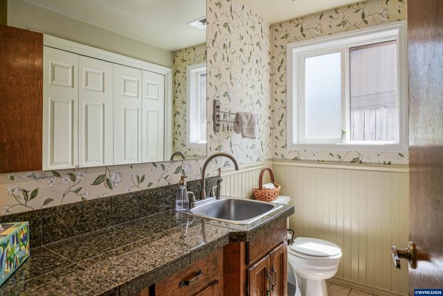 692 Fanny Ct NE, Salem, OR 97301