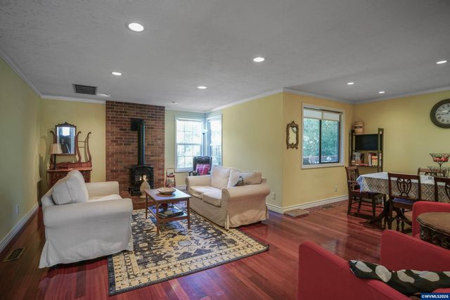 692 Fanny Ct NE, Salem, OR 97301