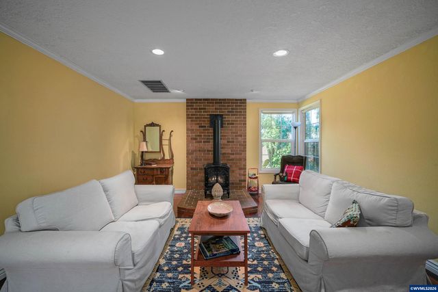 692 Fanny Ct NE, Salem, OR 97301