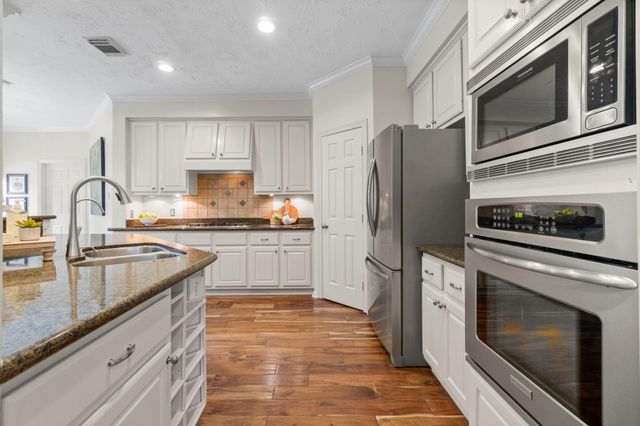 22 Royal Ridge Place, The Woodlands, TX 77382