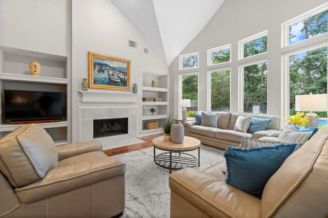 22 Royal Ridge Place, The Woodlands, TX 77382