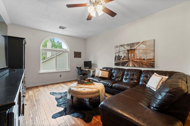 22 Royal Ridge Place, The Woodlands, TX 77382