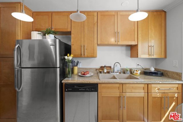 5464 Village Green, Los Angeles, CA 90016