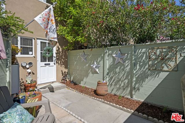 5464 Village Green, Los Angeles, CA 90016