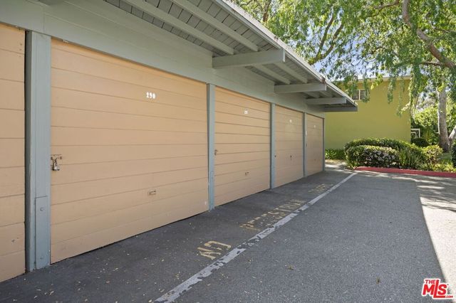 5464 Village Green, Los Angeles, CA 90016