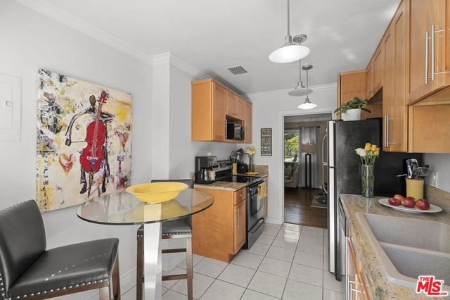 5464 Village Green, Los Angeles, CA 90016