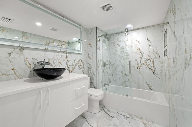 106 ALAMEDA COURT 240, Tampa, FL 33609