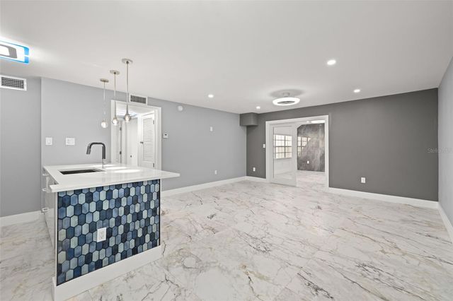 106 ALAMEDA COURT 240, Tampa, FL 33609
