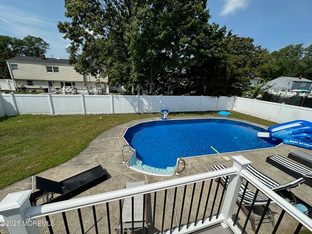 18 Branch Road, Oakhurst, NJ 07755