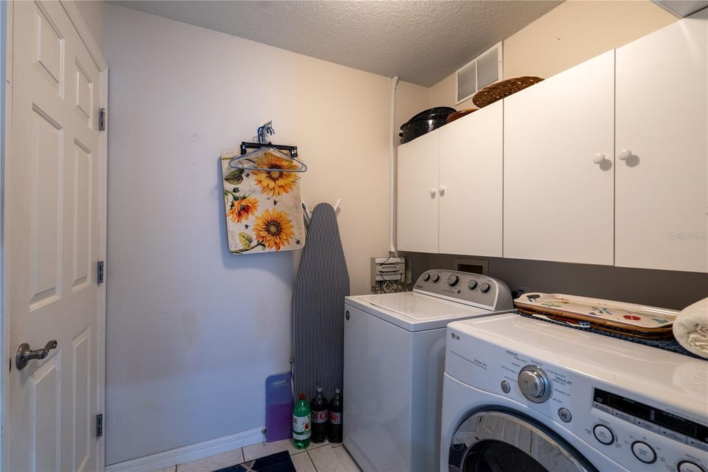 Image 11 of property listing at 6210 SAILBOAT AVENUE, Tavares, FL 32778