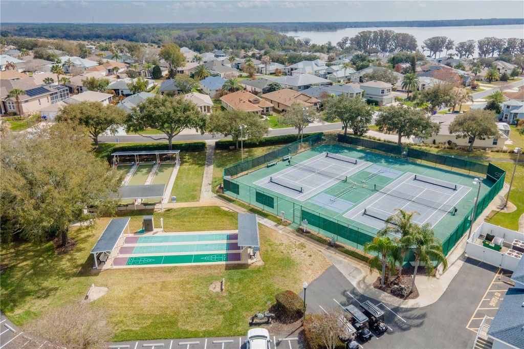 Image 40 of property listing at 6210 SAILBOAT AVENUE, Tavares, FL 32778