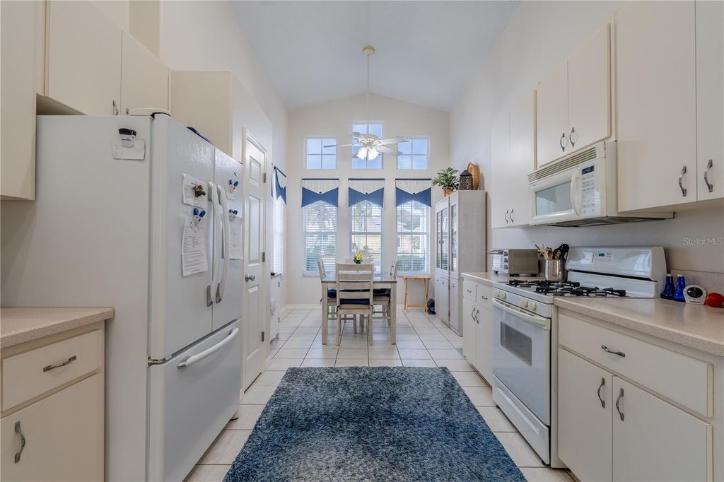 Image 8 of property listing at 6210 SAILBOAT AVENUE, Tavares, FL 32778