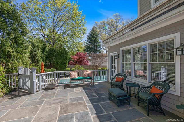 6 Maple Avenue, Locust Valley, NY 11560