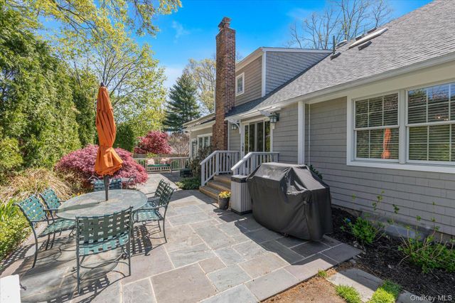 6 Maple Avenue, Locust Valley, NY 11560