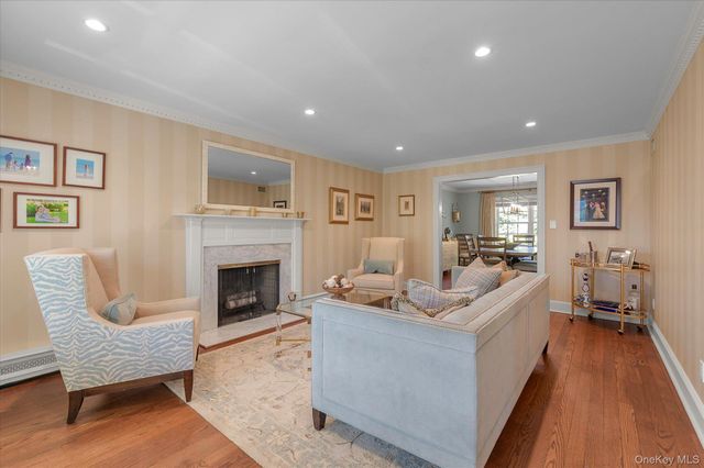 6 Maple Avenue, Locust Valley, NY 11560