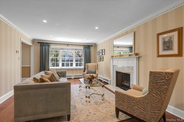 6 Maple Avenue, Locust Valley, NY 11560