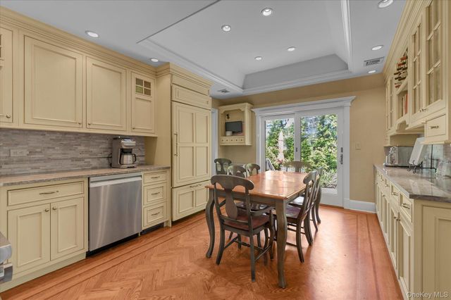 6 Maple Avenue, Locust Valley, NY 11560