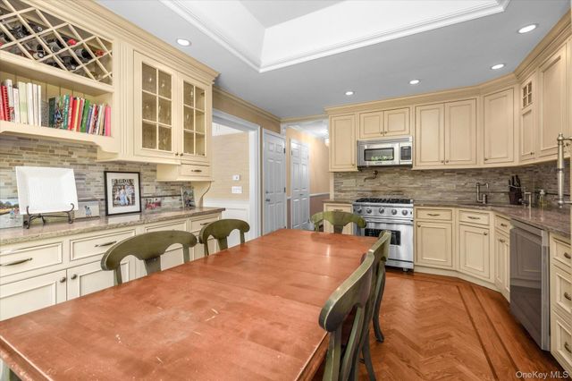 6 Maple Avenue, Locust Valley, NY 11560