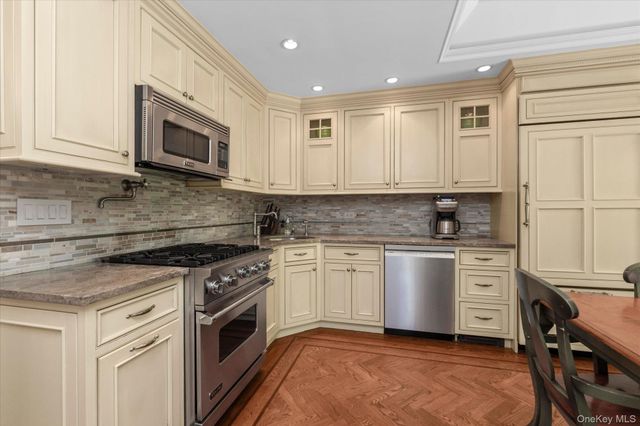 6 Maple Avenue, Locust Valley, NY 11560