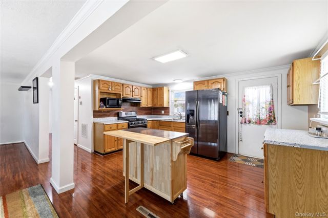 211 Hampton Avenue, Mastic, NY 11950