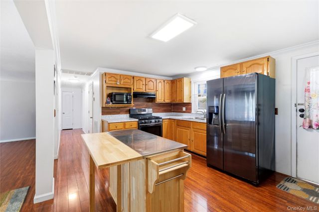 211 Hampton Avenue, Mastic, NY 11950