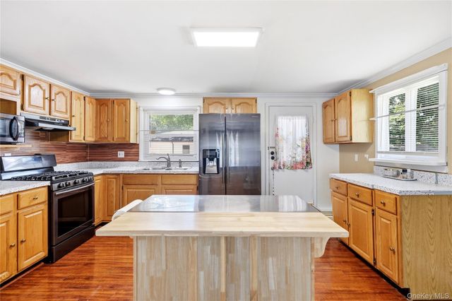 211 Hampton Avenue, Mastic, NY 11950