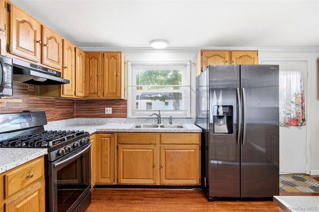211 Hampton Avenue, Mastic, NY 11950