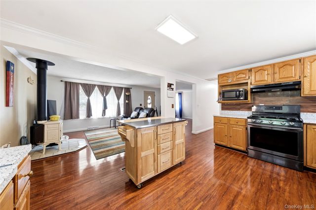 211 Hampton Avenue, Mastic, NY 11950