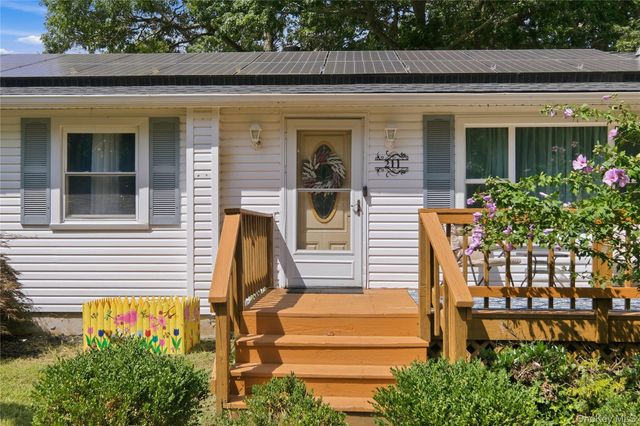 211 Hampton Avenue, Mastic, NY 11950