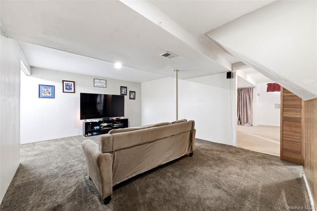 211 Hampton Avenue, Mastic, NY 11950