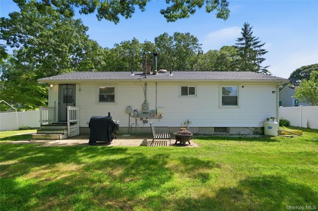 211 Hampton Avenue, Mastic, NY 11950
