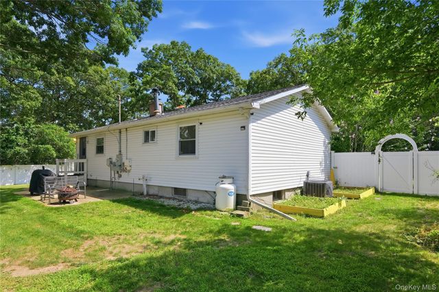 211 Hampton Avenue, Mastic, NY 11950