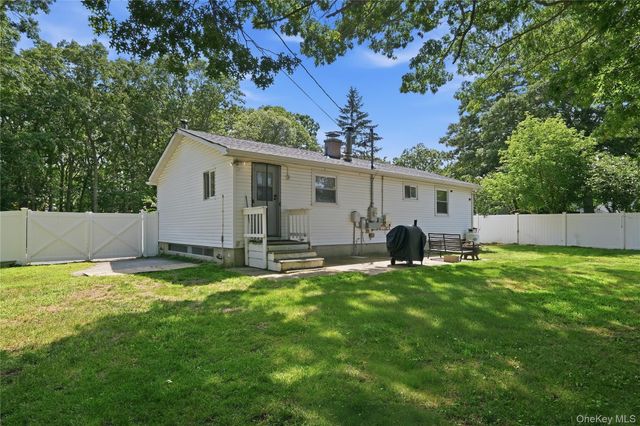 211 Hampton Avenue, Mastic, NY 11950