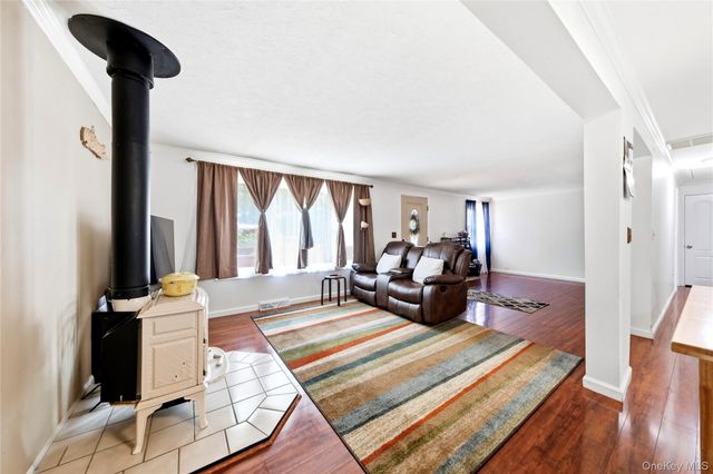 211 Hampton Avenue, Mastic, NY 11950