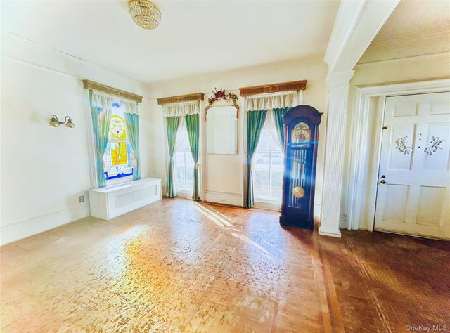 25 Shore Lane, Bay Shore, NY 11706