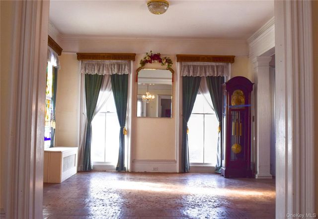 25 Shore Lane, Bay Shore, NY 11706