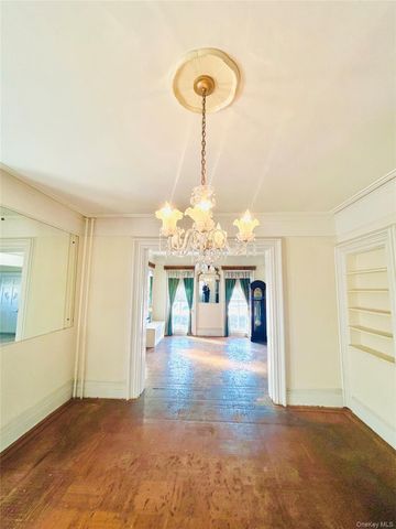 25 Shore Lane, Bay Shore, NY 11706