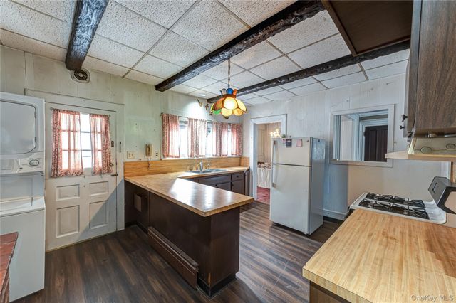 25 Shore Lane, Bay Shore, NY 11706