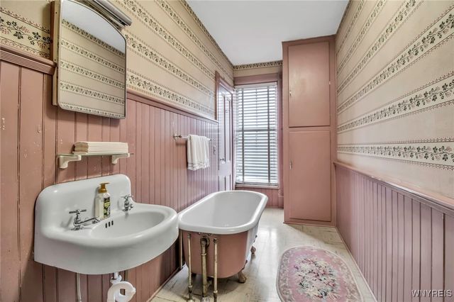 186 East Avenue, Lockport City, NY 14094