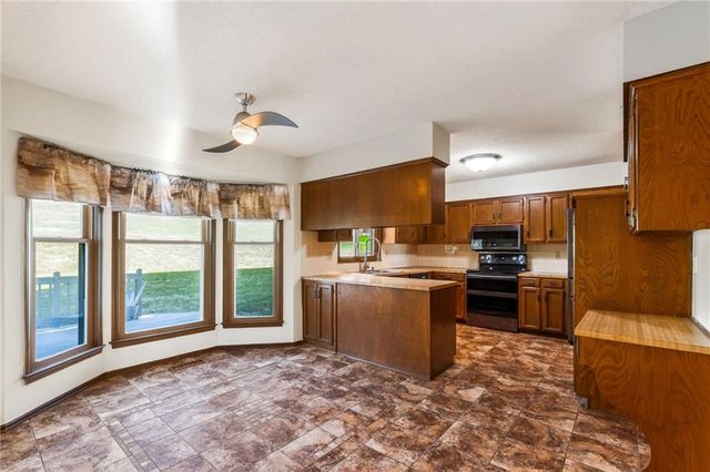 904 Blueberry Lane, Liberty, MO 64068