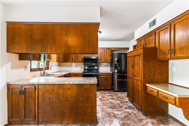 904 Blueberry Lane, Liberty, MO 64068