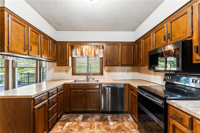 904 Blueberry Lane, Liberty, MO 64068