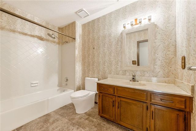 904 Blueberry Lane, Liberty, MO 64068