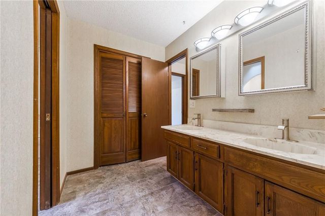 904 Blueberry Lane, Liberty, MO 64068