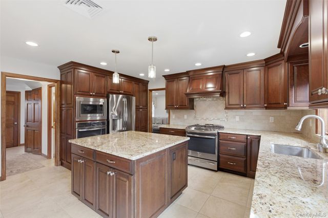 33 Tulip Hill Lane, South Setauket, NY 11720