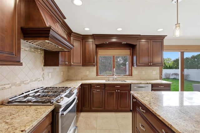 33 Tulip Hill Lane, South Setauket, NY 11720