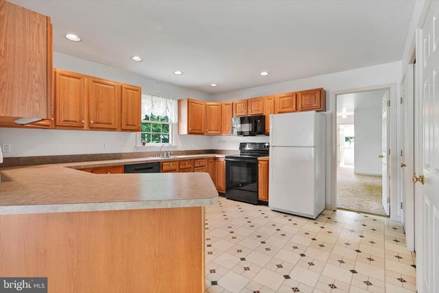 8 BARBARA LN, Lititz, PA 17543